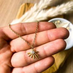 Collier clarisse sur la main
