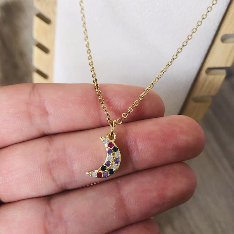 collier lucie sur la main collier lucie sur la main