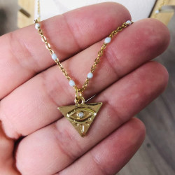 Collier lili sur la main