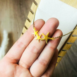 collier solène sur la main