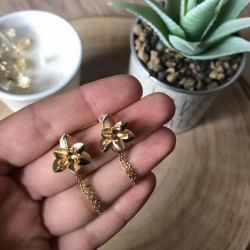 Boucles d'oreilles dorées fleur pendantes
