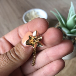 Boucles d'oreilles dorées fleurs pendantes