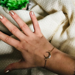 Bracelet corne sur le poignet