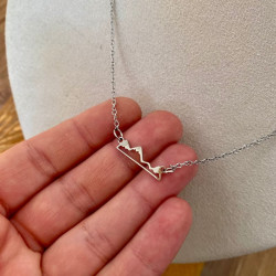 collier argenté montagnes