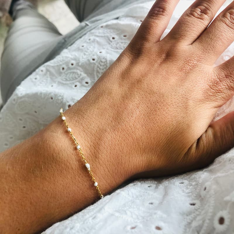 Bracelet blanche porté Bracelet blanche porté