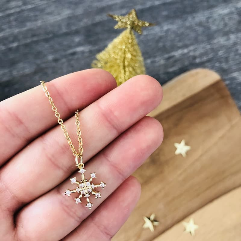 Collier flocon vu de près Collier flocon vu de près