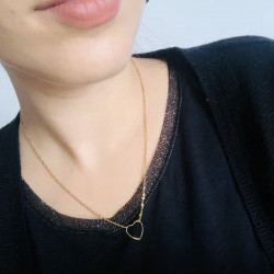 Collier doré coeur fin porté